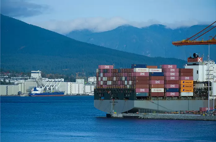 Servi&ccedil;os de frete mar&iacute;timo porta a porta para cargas no com&eacute;rcio mundial.
